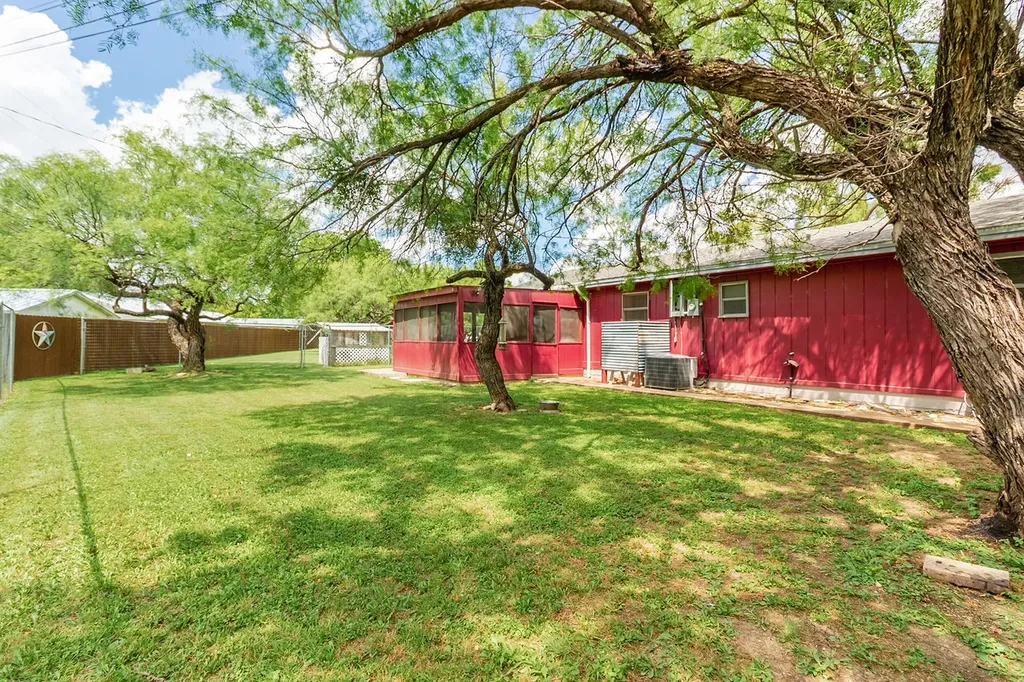 207 Center Brady TX 76825