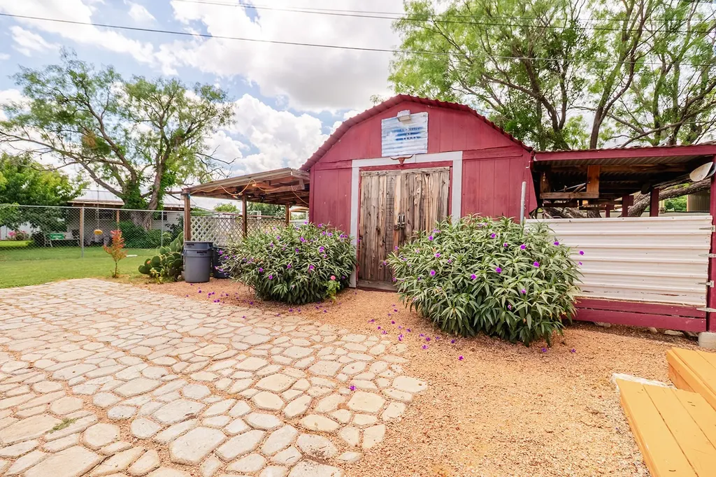 207 Center Brady TX 76825