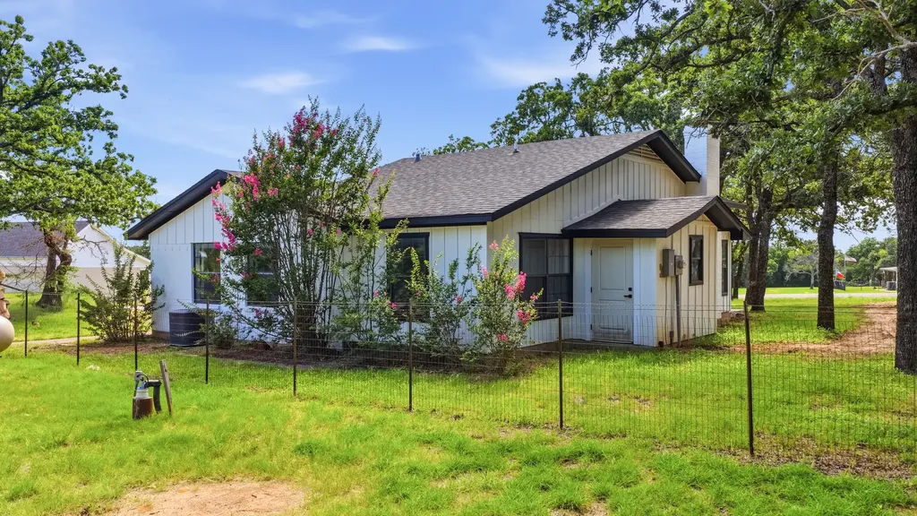 109 Aslan Road Poolville TX 76487