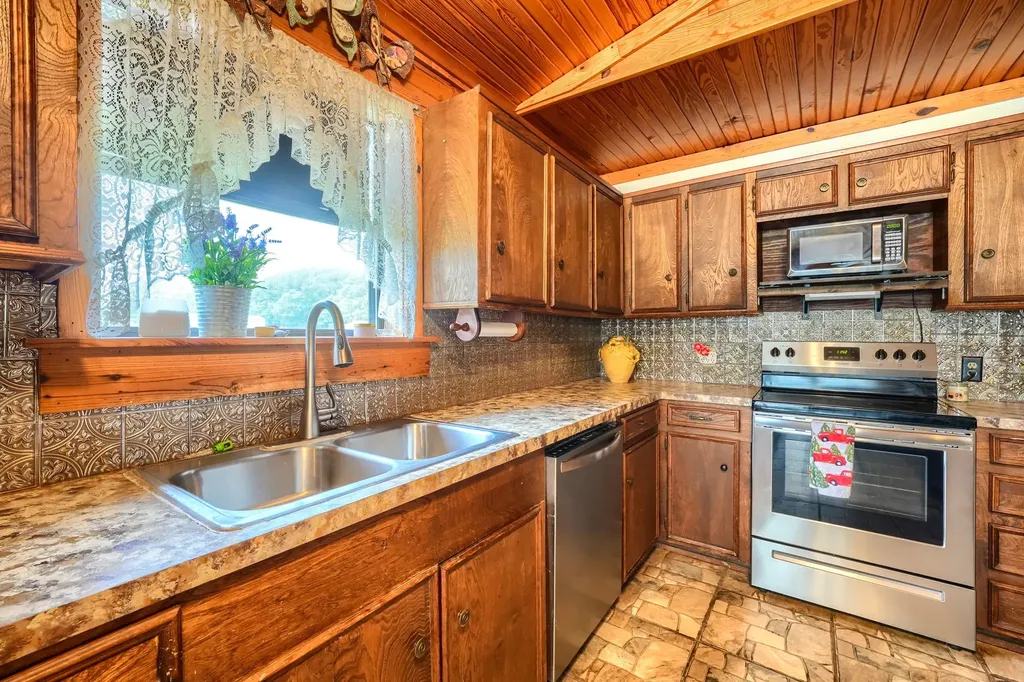 625 County Road 4735 Cumby TX 75433