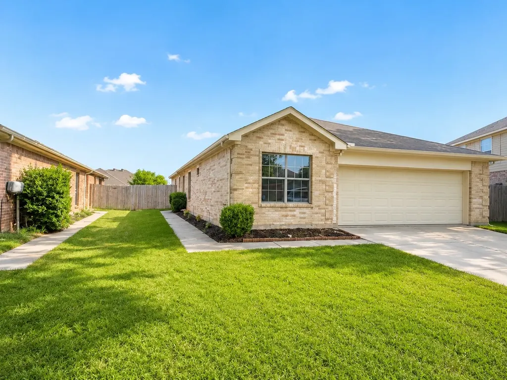 1249 Cottonwood Drive Crowley TX 76036
