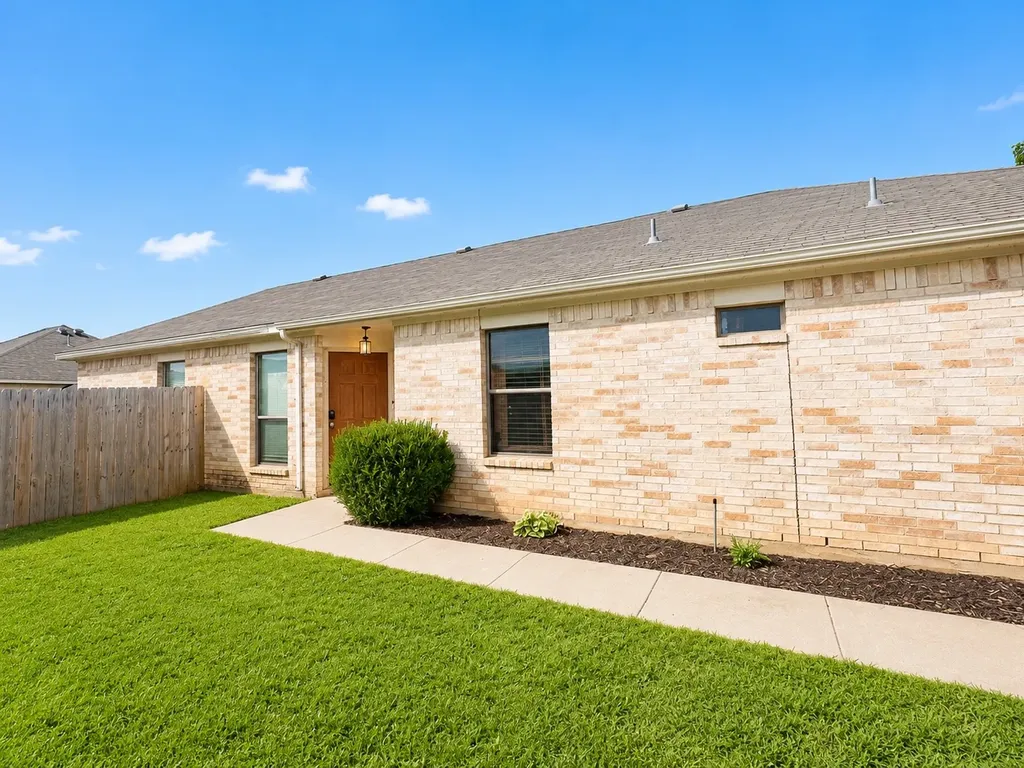 1249 Cottonwood Drive Crowley TX 76036