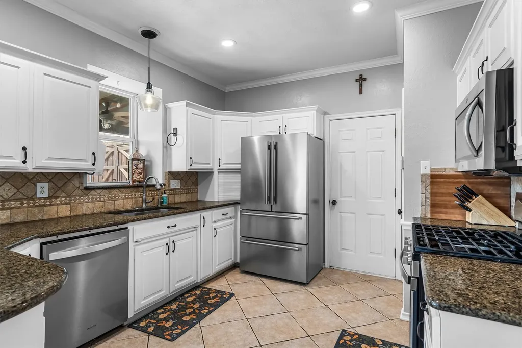 709 Bent Tree Court Hurst TX 76054