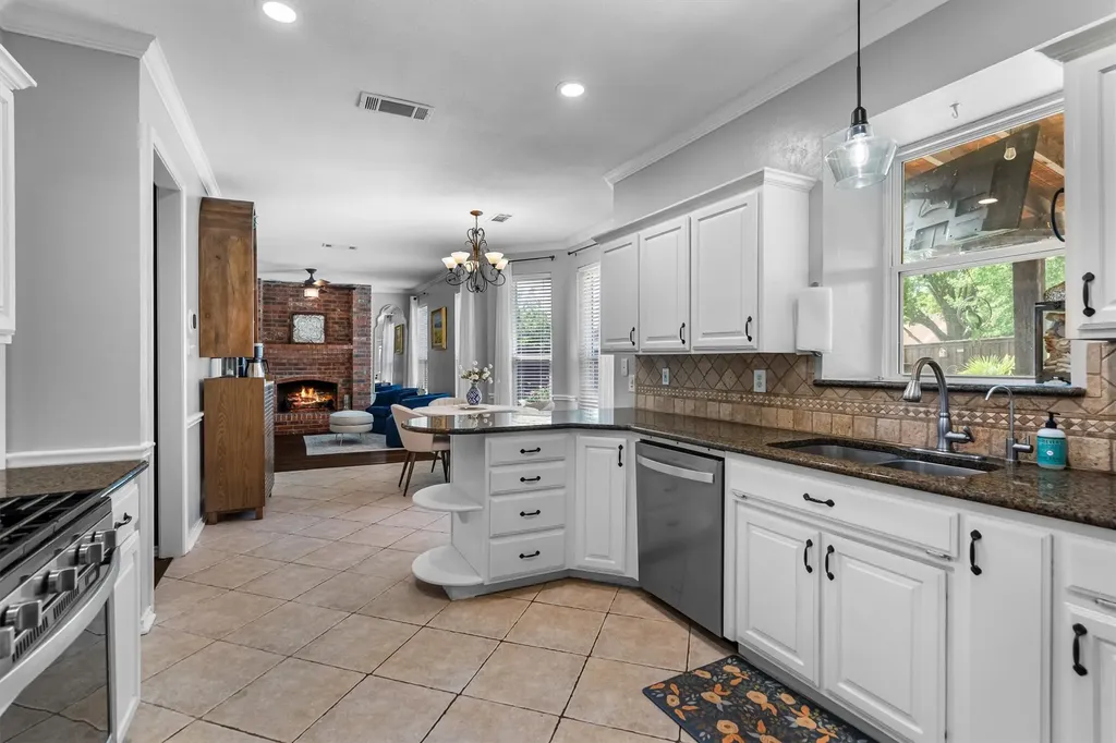 709 Bent Tree Court Hurst TX 76054