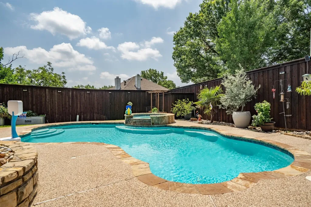 709 Bent Tree Court Hurst TX 76054