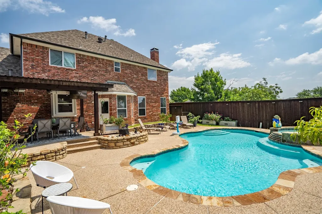 709 Bent Tree Court Hurst TX 76054