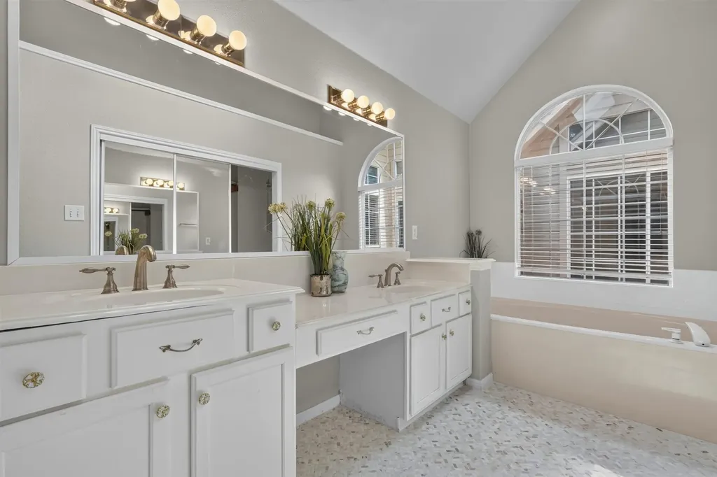3208 Village Oak Drive Arlington TX 76017