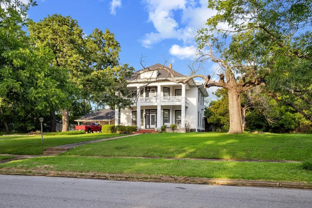 1114 S Houston Avenue Denison TX 75021