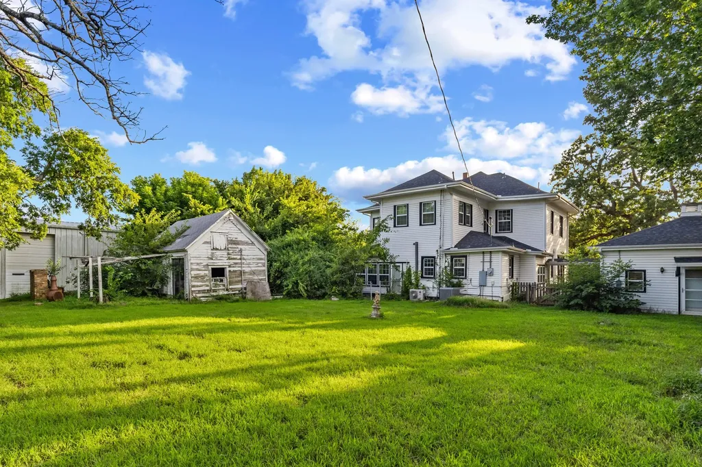 1114 S Houston Avenue Denison TX 75021