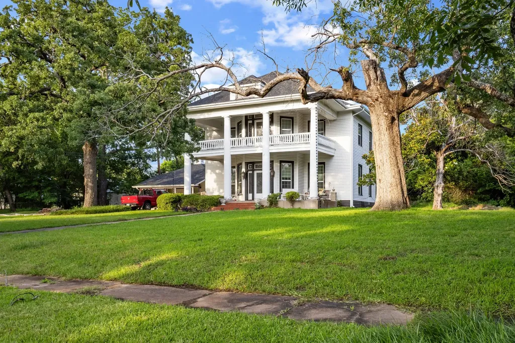 1114 S Houston Avenue Denison TX 75021