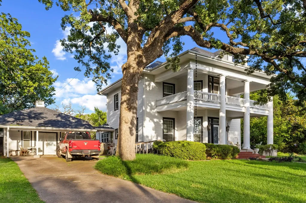 1114 S Houston Avenue Denison TX 75021