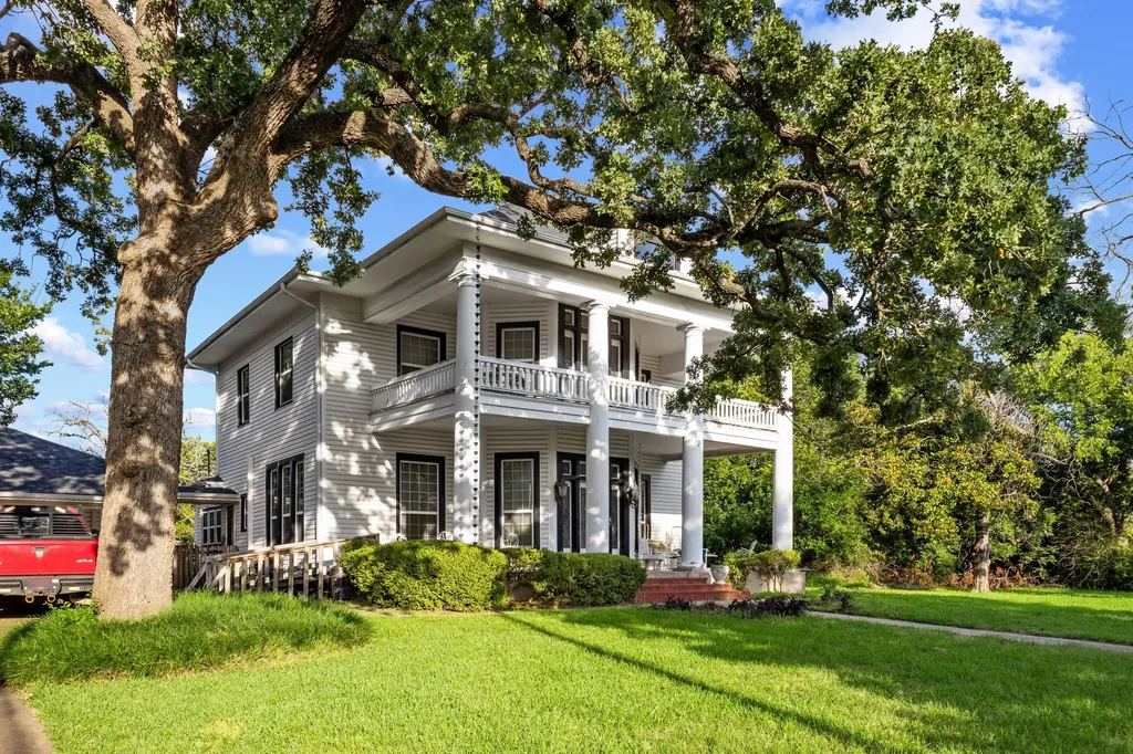 1114 S Houston Avenue Denison TX 75021