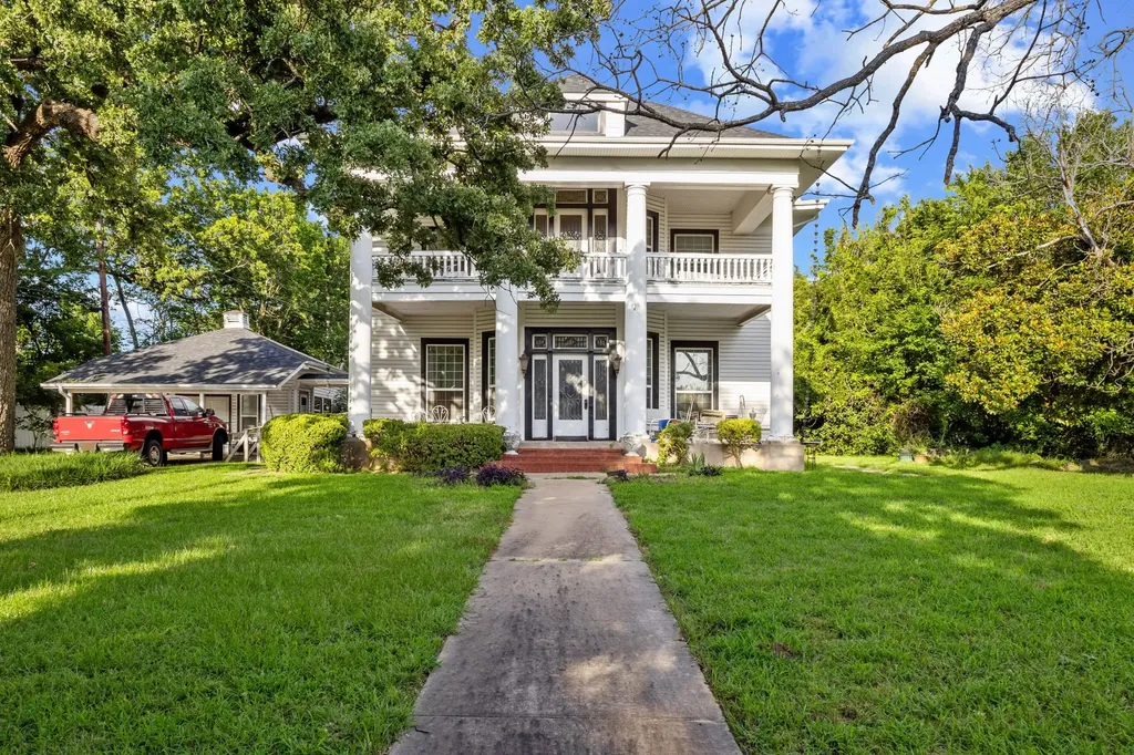 1114 S Houston Avenue Denison TX 75021