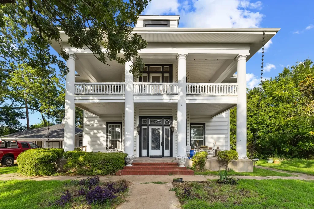 1114 S Houston Avenue Denison TX 75021