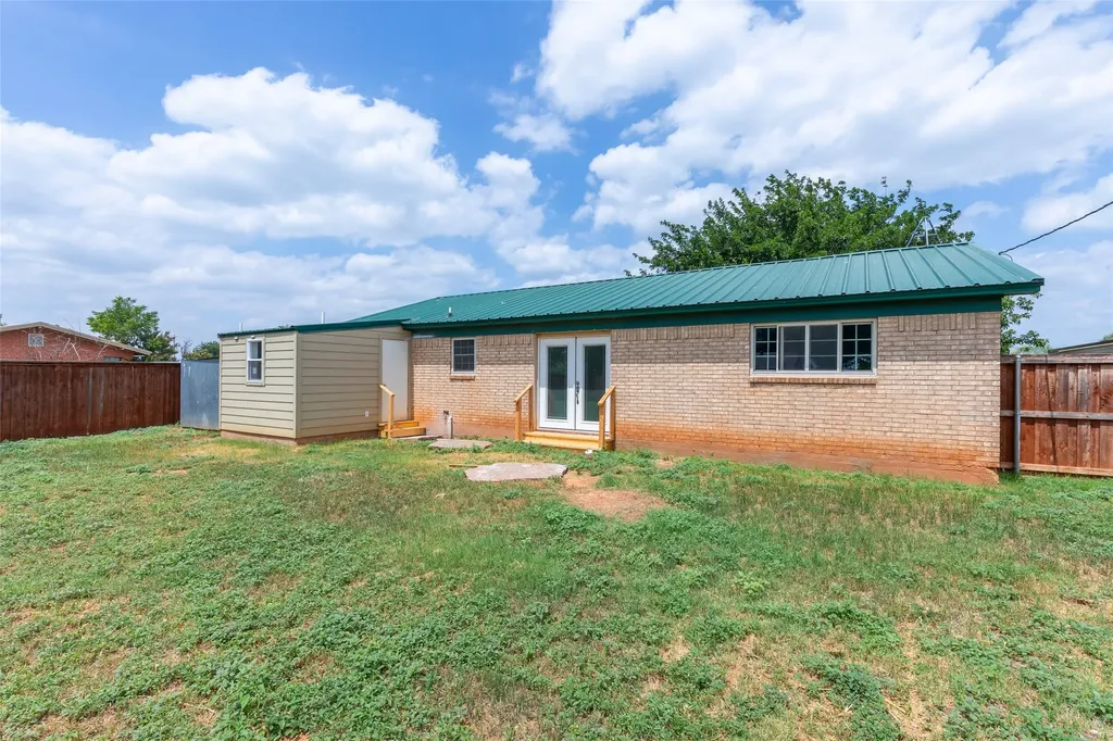 320 S 12th Street Hawley TX 79525