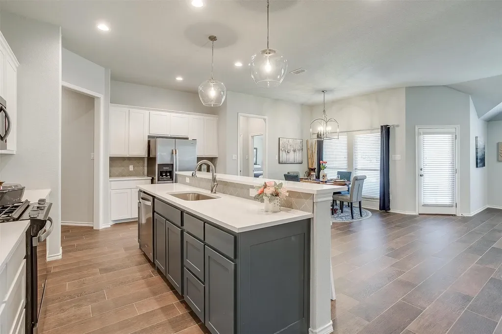 6829 Canyon Rock Benbrook TX 76126