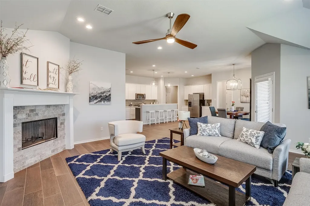 6829 Canyon Rock Benbrook TX 76126