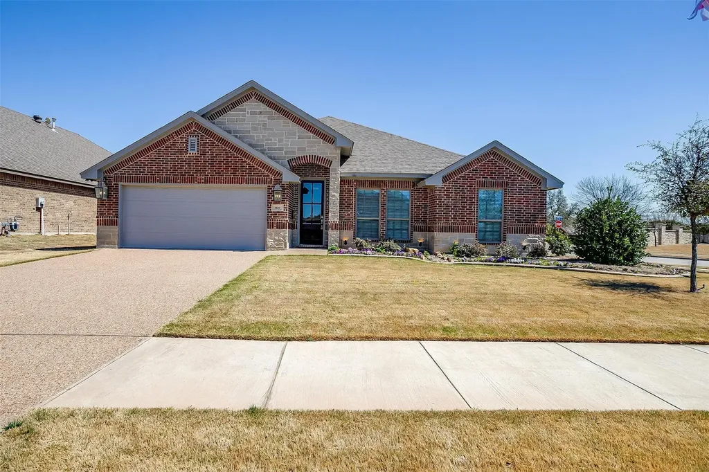6829 Canyon Rock Benbrook TX 76126