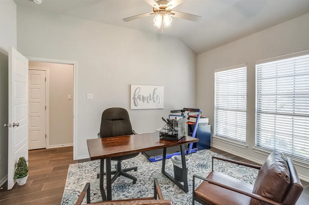 6829 Canyon Rock Benbrook TX 76126