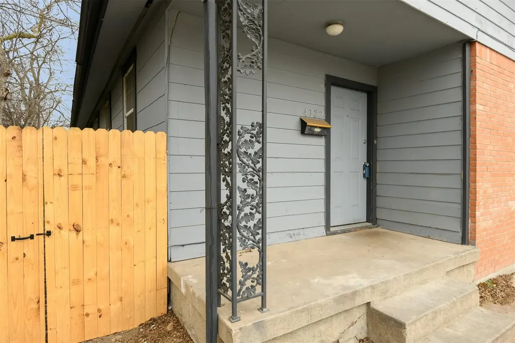 4722 Mccart Avenue Fort Worth TX 76115