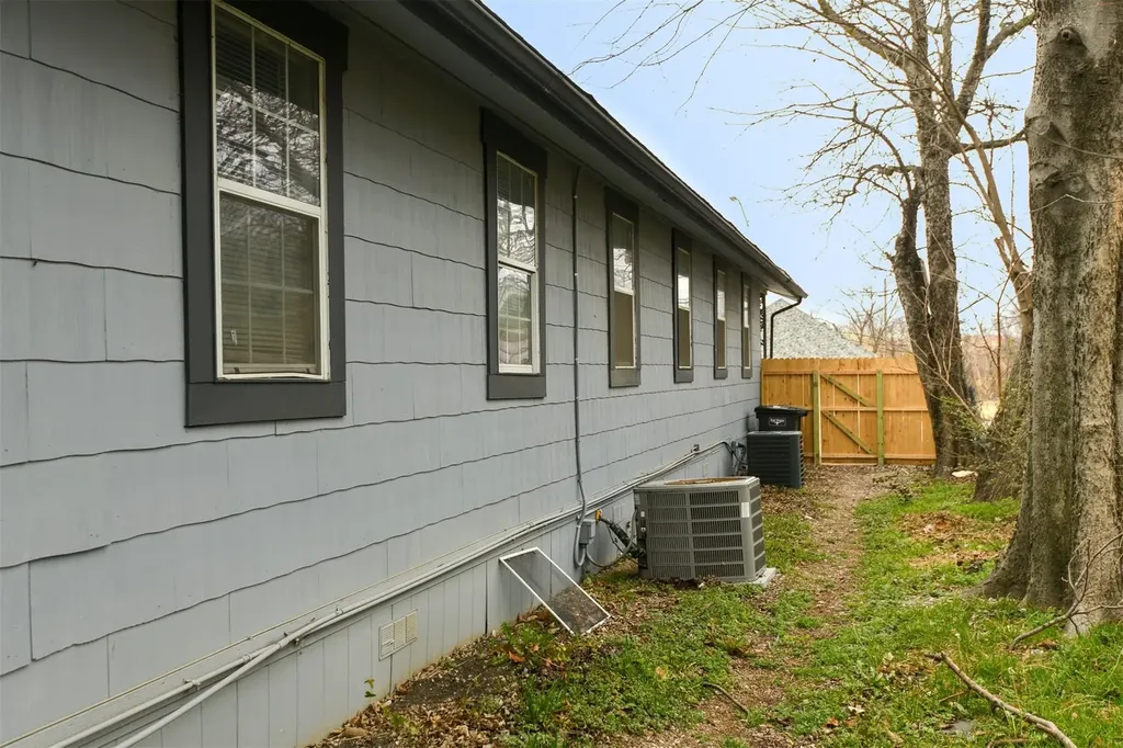 4722 Mccart Avenue Fort Worth TX 76115
