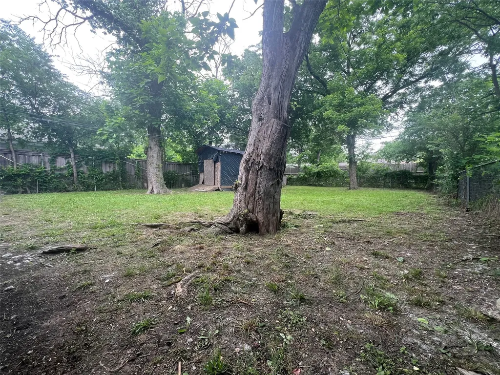 2722 Locust Avenue Dallas TX 75216
