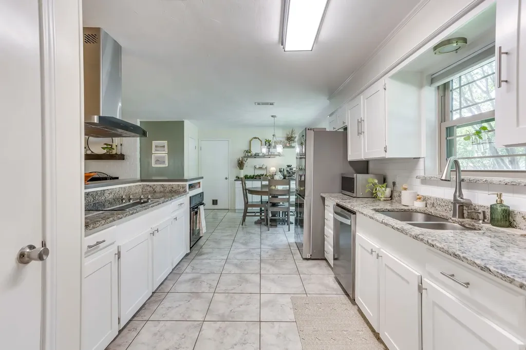 3825 Twilight Drive S Benbrook TX 76116