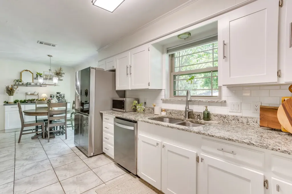 3825 Twilight Drive S Benbrook TX 76116