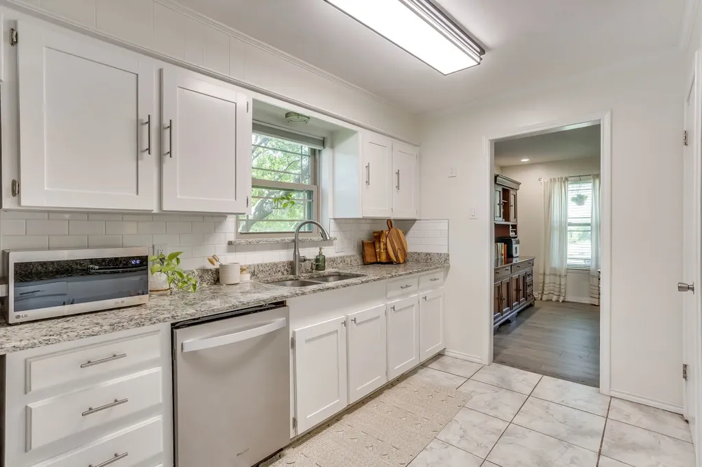 3825 Twilight Drive S Benbrook TX 76116