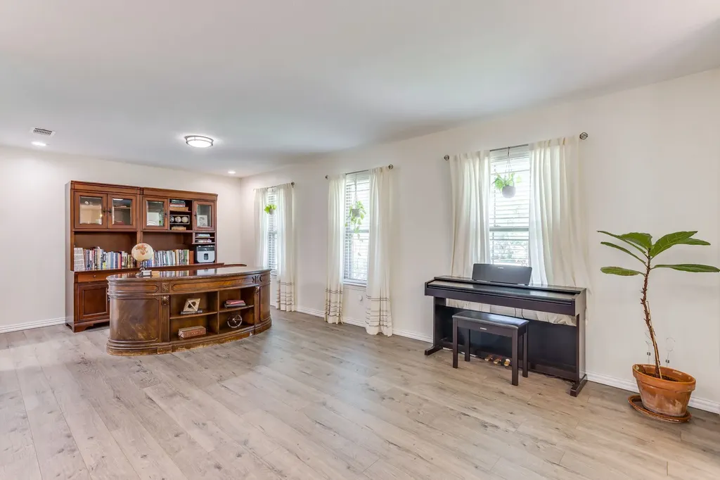 3825 Twilight Drive S Benbrook TX 76116