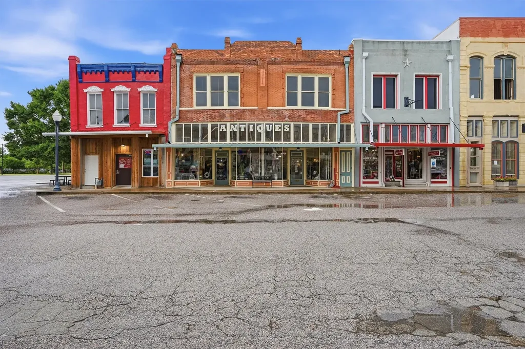 321 N Main Street Bonham TX 75418