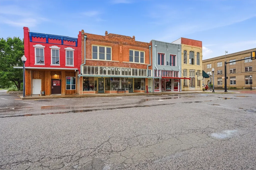 321 N Main Street Bonham TX 75418