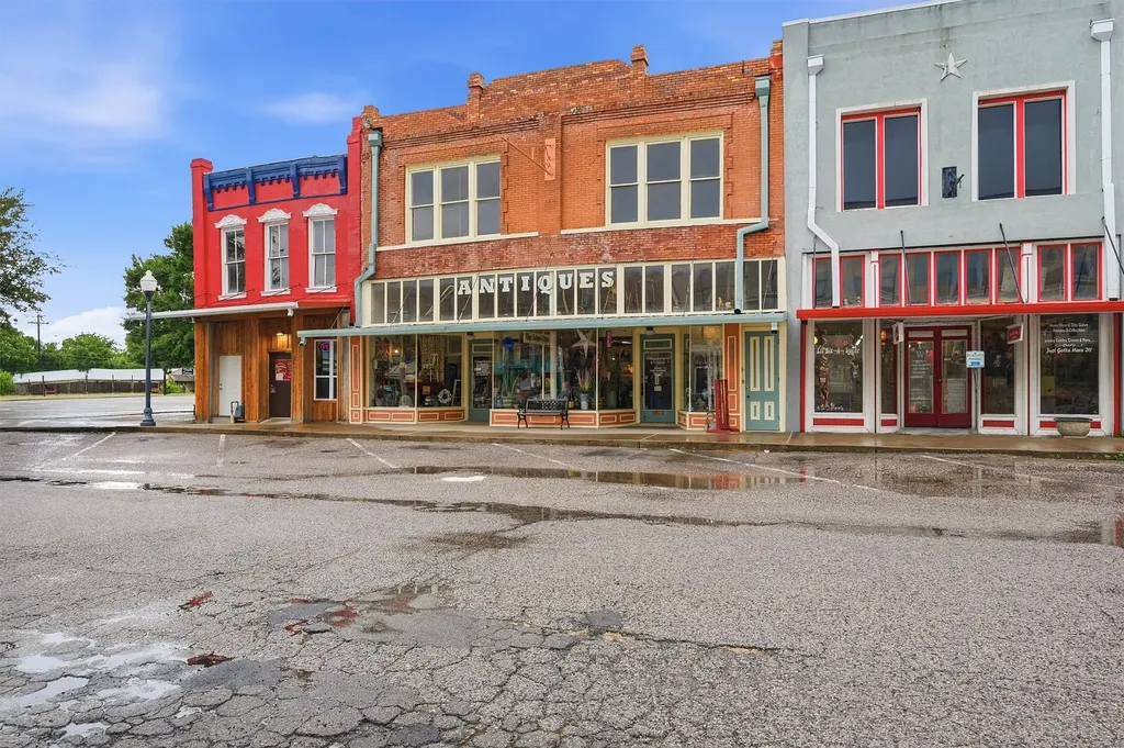 321 N Main Street Bonham TX 75418