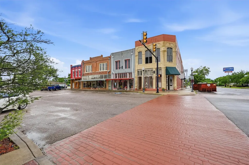 321 N Main Street Bonham TX 75418
