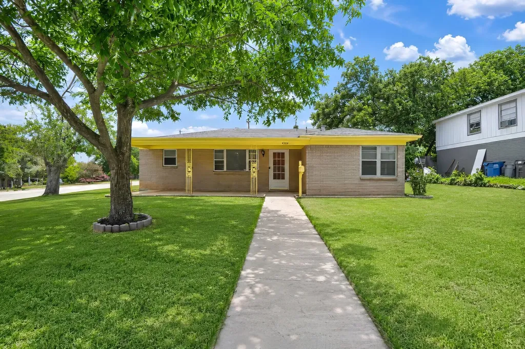 4028 Shawnee Trail Lake Worth TX 76135
