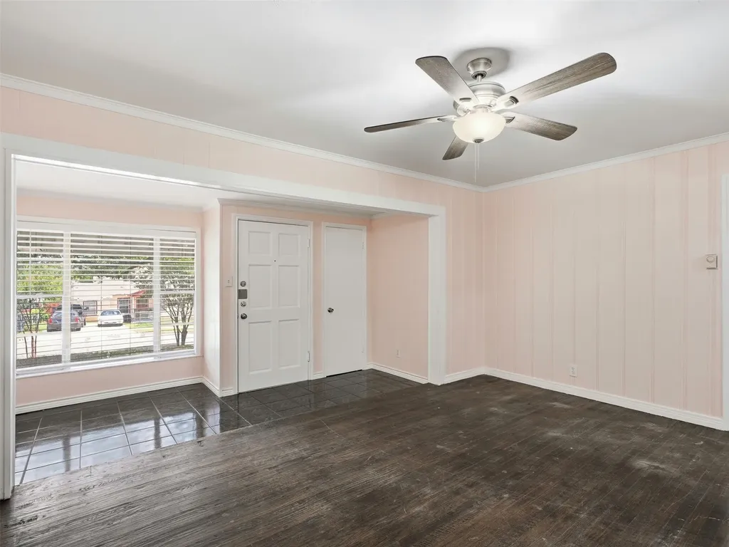 207 Hartsdale Drive Dallas TX 75211
