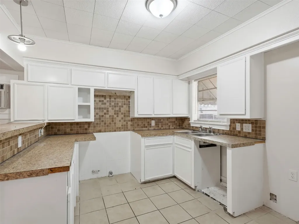 207 Hartsdale Drive Dallas TX 75211