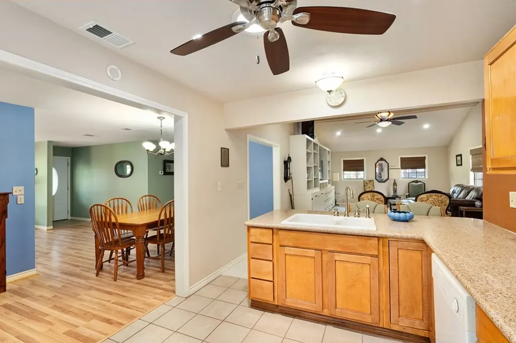 2103 Wildwood Way Tool TX 75143