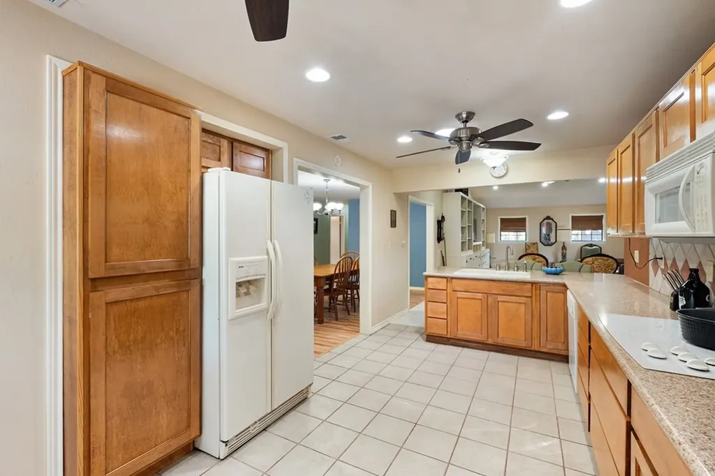 2103 Wildwood Way Tool TX 75143