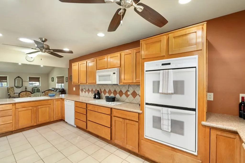2103 Wildwood Way Tool TX 75143