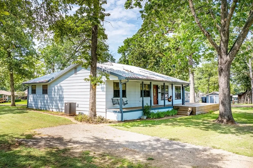 2103 Wildwood Way Tool TX 75143
