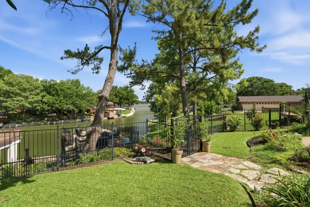 325 Driftwood Court Azle TX 76020