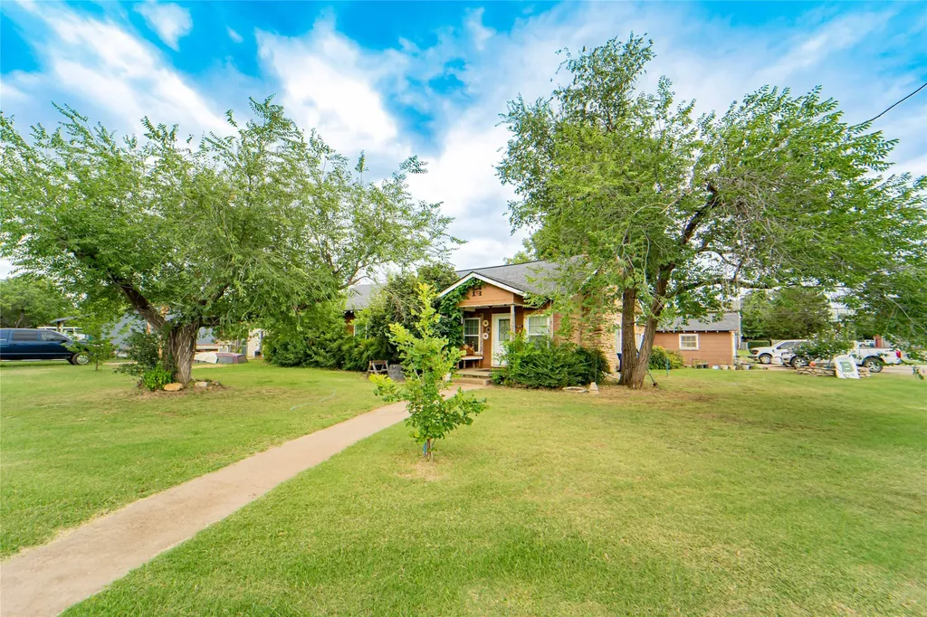 1211 W Hullum Street Breckenridge TX 76424