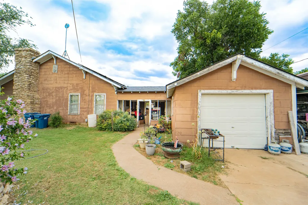 1211 W Hullum Street Breckenridge TX 76424