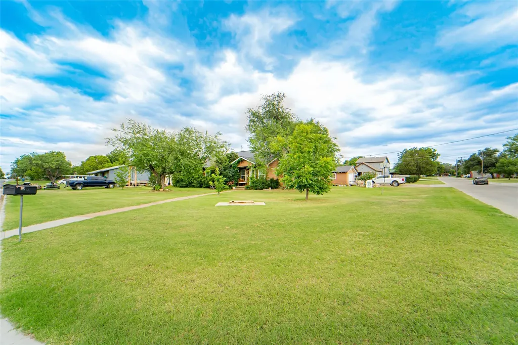 1211 W Hullum Street Breckenridge TX 76424