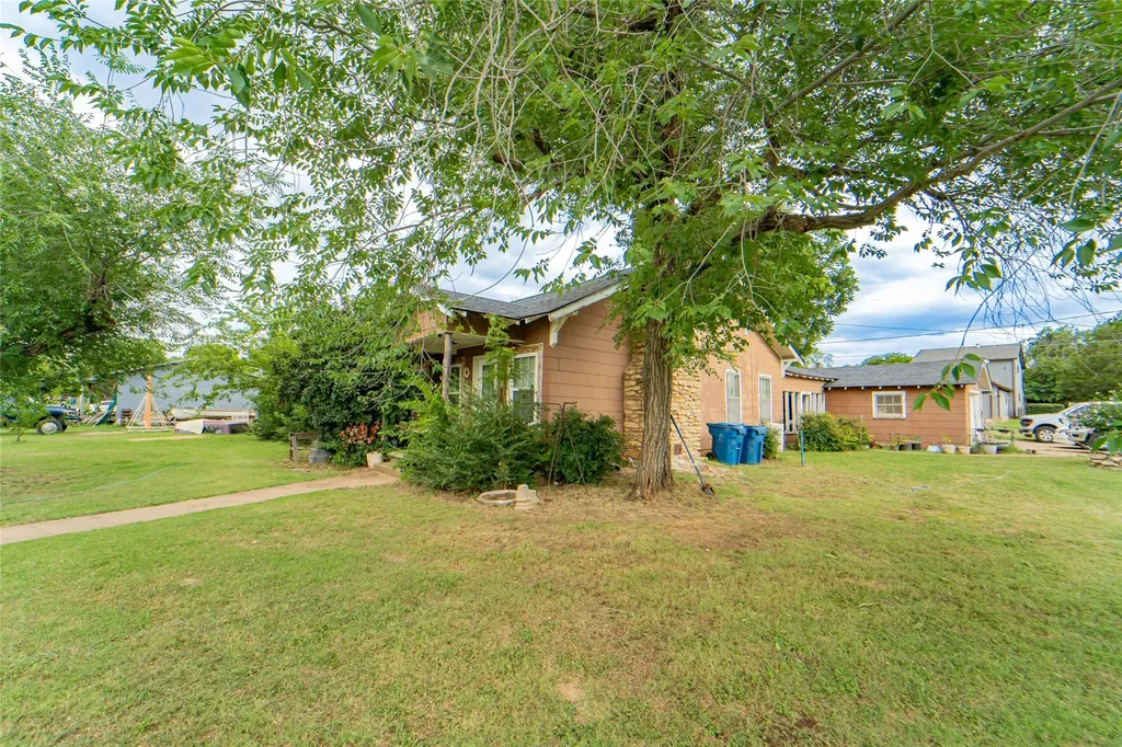 1211 W Hullum Street Breckenridge TX 76424