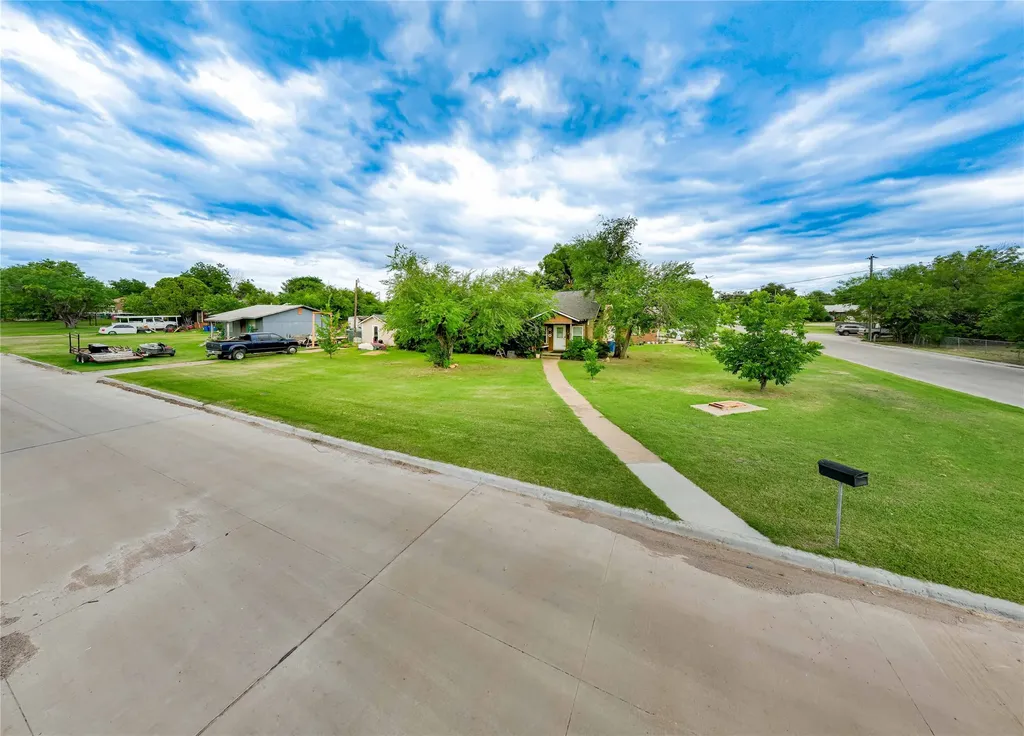 1211 W Hullum Street Breckenridge TX 76424