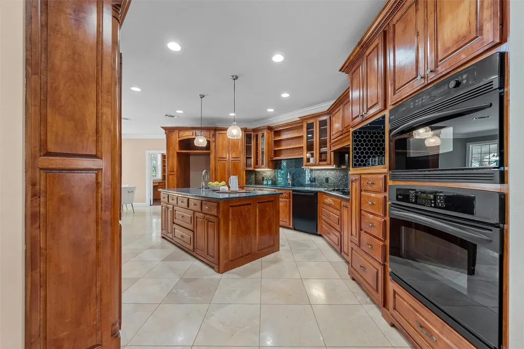 1340 Autumn Oaks Circle China Spring TX 76633