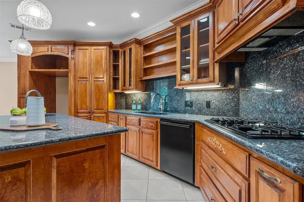1340 Autumn Oaks Circle China Spring TX 76633