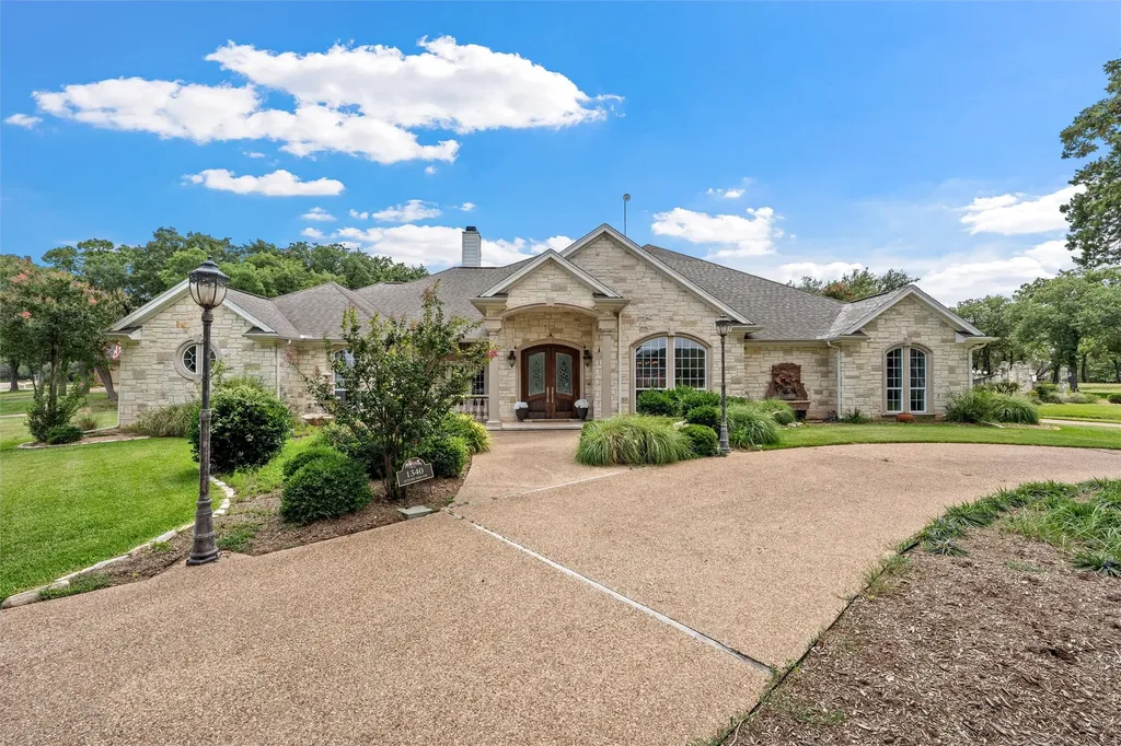 1340 Autumn Oaks Circle China Spring TX 76633